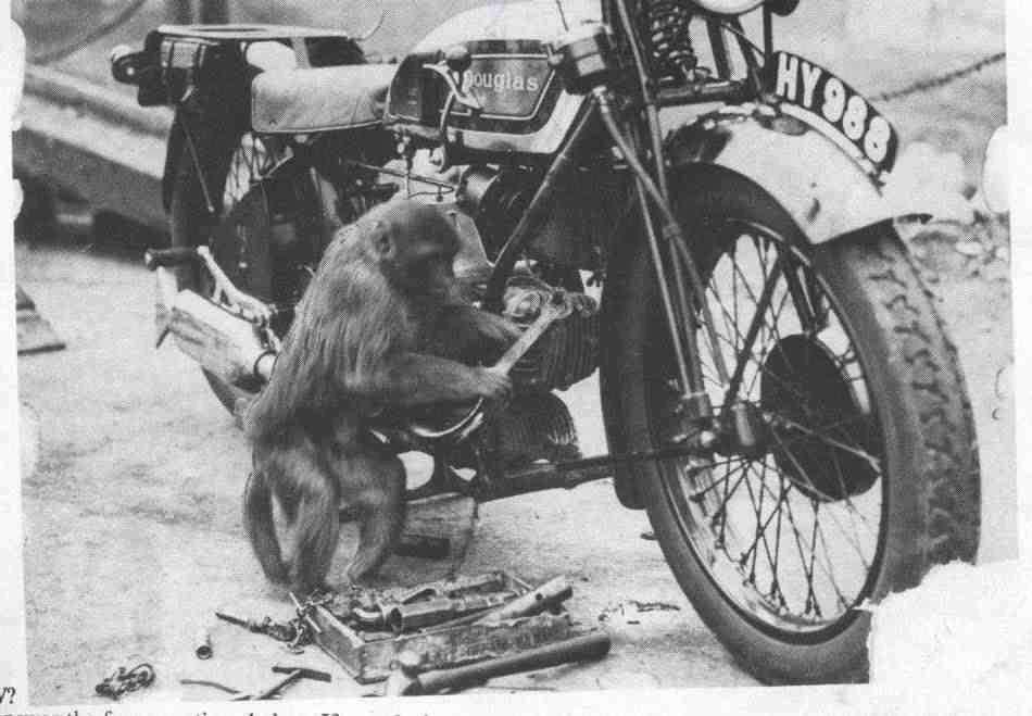 Douglas motorfiets met een sleutelende aap.