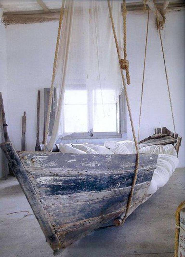 Een oude roeiboot aan touwen die als bed wordt gebruikt.