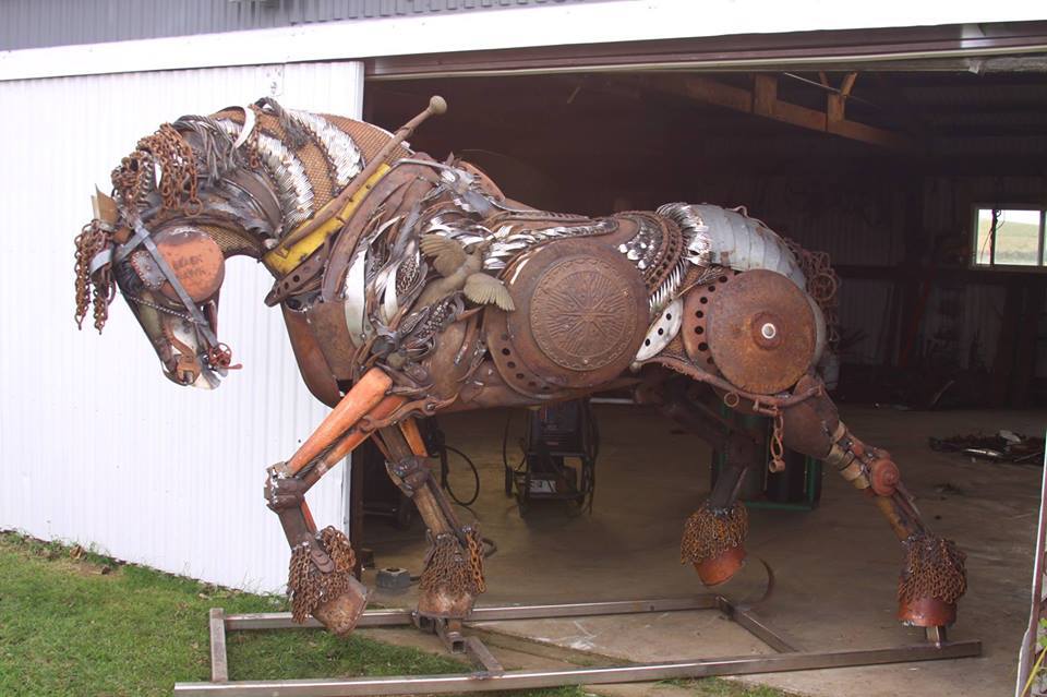 Dit ijzeren paard is gemaakt in de steampunk stijl.