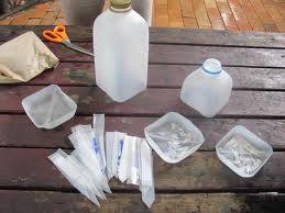 Recycling van plastic flessen als tuin gereedschap.