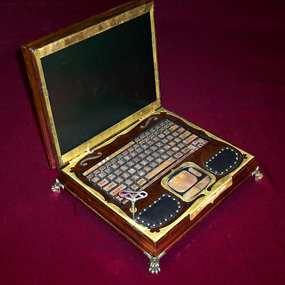 Steampunk onderdelen en ouderwetse materialen zijn op deze laptop aangebracht voor een retro stijl.