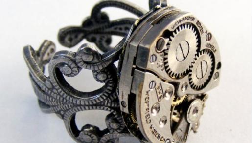 Armsierraad in steampunk stijl en gemaakt van horloge onderdelen.