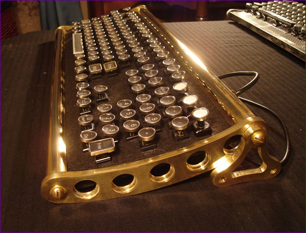 Keyboard voor een computer in steampunk stijl.