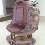 Deze luxe steampunk stoel is gemaakt van een roestige zeemijn. Prachtige bekleding in stijl.