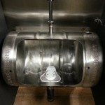 Dit urinoir is gemaakt van een aluminium vat van bier.