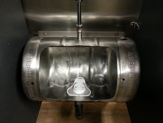 Dit urinoir is gemaakt van een aluminium vat van bier.
