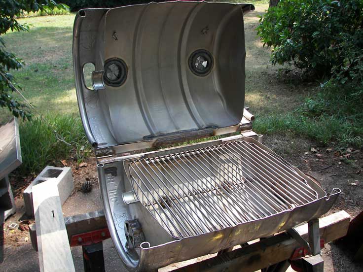 Deze BBQ grill is gemaakt van een leeg vat bier.