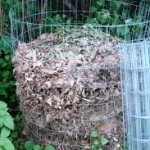 Goede doorluchting van een composthoop door een omheining van gaas.