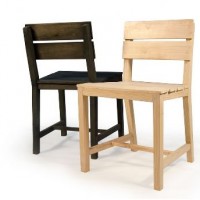 Bruine en naturel kleur stoel voor aan de eettafel, gemaakt van gerecycled hout.