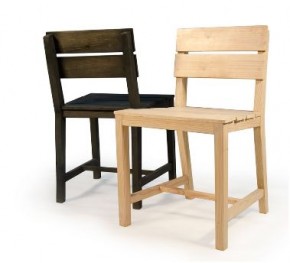 Bruine en naturel kleur stoel voor aan de eettafel, gemaakt van gerecycled hout.
