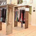 Kledingrekken van gerecyclede houten deuren, een originele manier om je kleding op te ruimen.