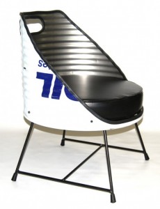 Moderne stoel van een olievat gemaakt.