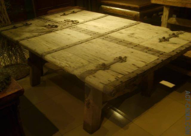 Sloophout en roestige scharnieren dienen hier als origineel tafelblad voor een sloophout tafel.