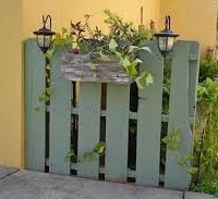 Eenvoudig tuinscherm van een oude pallet.