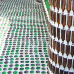 Bierfles recycling in constructie van een passage.