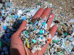 Plasticsoep resten plastic op het strand.