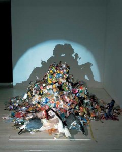 Uit een berg afval maken de artiesten een realistische schaduw voorstelling.