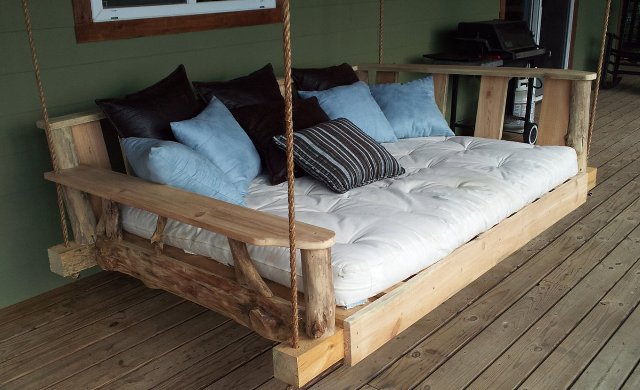Houten bed aan touwen, gemaakt van sloophout. De vloer is hier gemaakt van steigerhout.