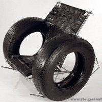 Recycling van autobanden als meubilair of kunstwerk.