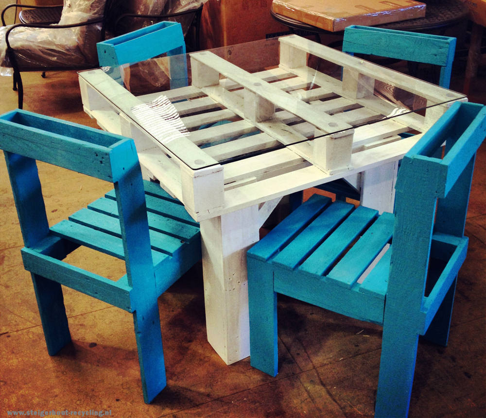 Pallets zijn voor deze tafel en stoelen gebruikt als bouwmateriaal.