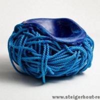 Blauw nylon touw met een kunststof kuipje als stoel zitting.