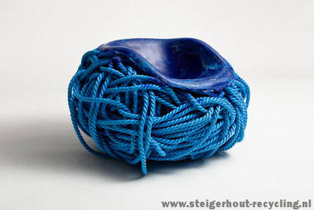 Blauw nylon touw met een kunststof kuipje als stoel zitting.