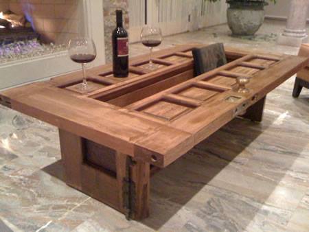 Chique salontafel van hardhout, gemaakt van een massief houten deur.