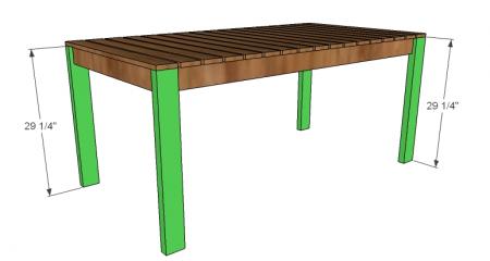 Montage van de tafelpoten onder het tafelblad van pallethout.
