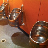 Drie biervaten in het toilet van een horeca bedrijf.