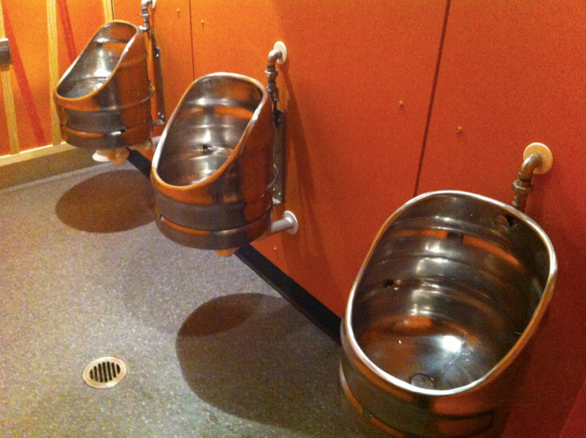 Drie biervaten in het toilet van een horeca bedrijf.