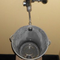 Eenvoudig urinoir om zelf te maken van een zinken emmer.